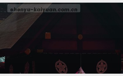 红队七号球员正带球突破,比分板显示2:1。